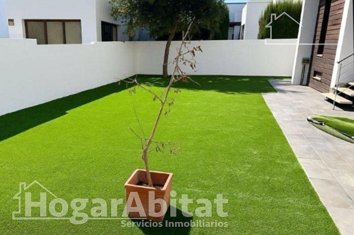 ¡MAGNÍFICA CASA! AMPLIA Y MUY LUMINOSA EN RESIDENCIAL DE LUJO CON GARAJE Y PISCINA photo 0