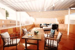 MAGNÍFICA CASA ESQUINERA, AMPLIA Y LUMINOSA CON GRAN TERRAZA, EN EL CENTRO photo 0