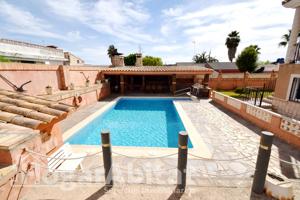 ¡CHALET ESPECTACULAR! AMPLIO Y LUMINOSO CON GARAJE, TERRAZA Y PISCINA PRIVADA photo 0