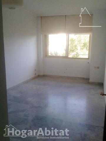 ACOGEDOR Y EXTERIOR EN RESIDENCIAL CON GARAJE Y PISCINA photo 0