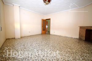 MAGNÍFICA CASA PARA REFORMAR CON GARAJE Y GRAN TERRAZA, CERCA DEL CENTRO photo 0