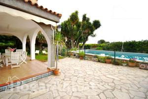 ¡GRAN CHALET! LUMINOSO CON PISCINA PRIVADA, GARAJE Y PARCELA photo 0