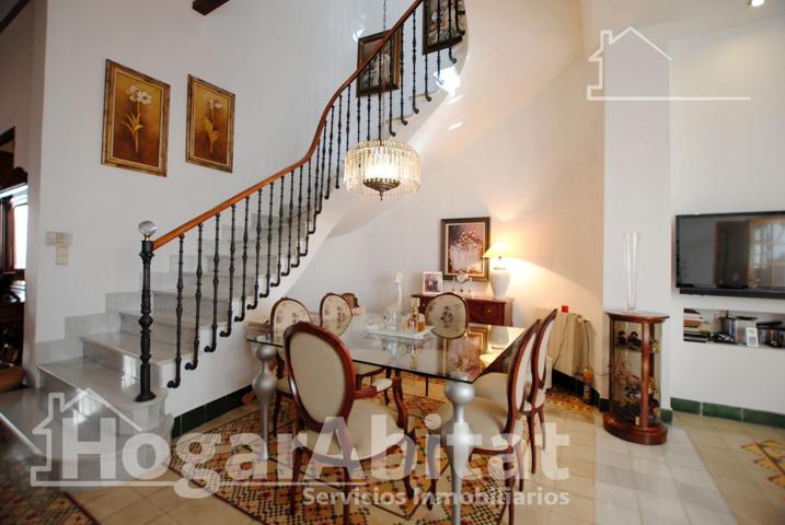 GRANDE Y EXTRAORDINARIA CASA CON PATIO, TERRAZA Y TRASTERO photo 0