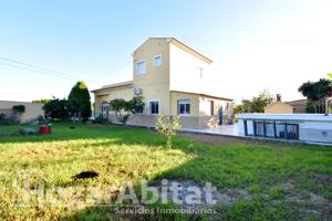 ¡MAGNÍFICO CHALET! AMPLIO CON PISCINA, TERRAZA Y GARAJE photo 0