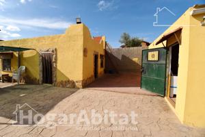 CHALET CON 4361 M2 DE PARCELA Y PARKING photo 0