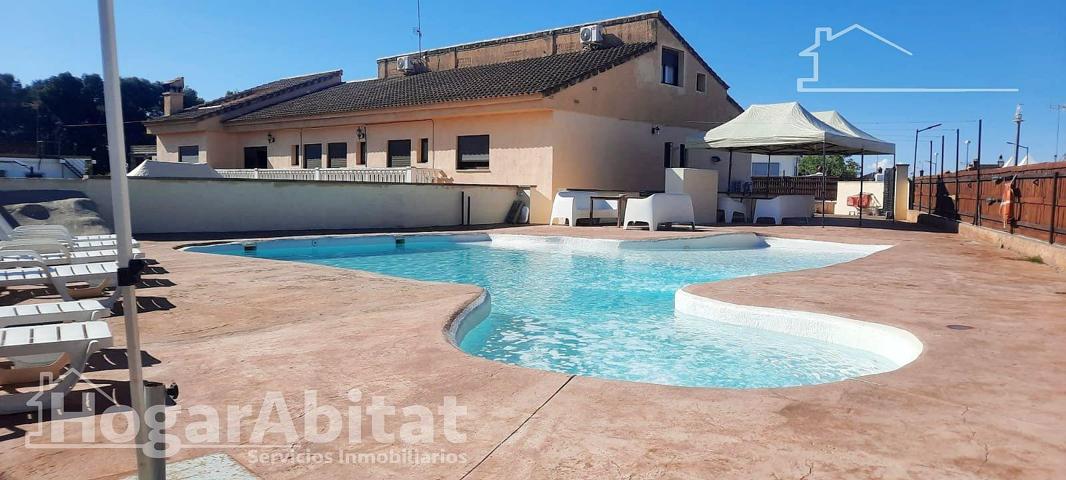 GRAN CHALET CON PISCINA, GARAJE Y PISTA DE PADEL PRIVADA photo 0