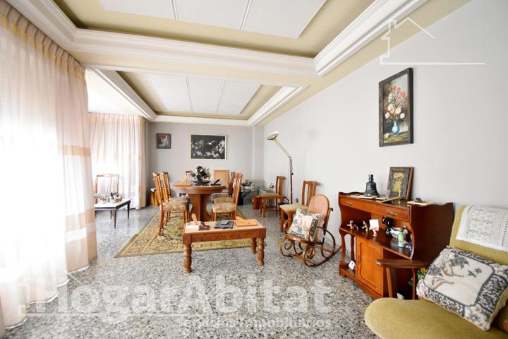 ¡MAGNÍFICA CASA! LUMINOSA CON GARAJE Y TERRAZA, CERCA DEL CENTRO photo 0