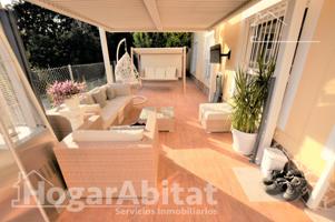 ¡GRAN ADOSADO! ESQUINERO Y REFORMADO EN RESIDENCIAL CON PISCINA Y GARAJE photo 0