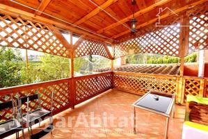 VILLA SEMINUEVA CON PISCINA, TERRAZA Y GRAN JARDÍN photo 0