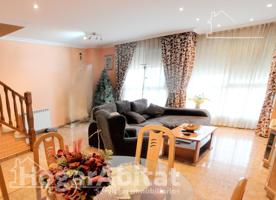 AMPLIO ADOSADO CON GARAJE Y DOS TERRAZAS EN LA AV CATALUNYA photo 0