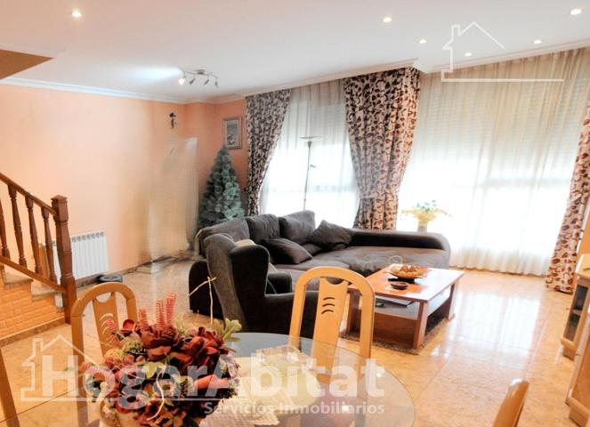 AMPLIO ADOSADO CON GARAJE Y DOS TERRAZAS EN LA AV CATALUNYA photo 0