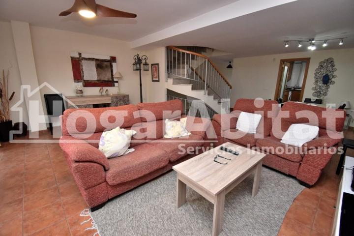 ADOSADO SEMINUEVO CON PISCINA, 2 TERRAZAS Y AMPLIO GARAJE photo 0