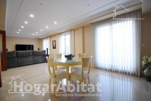 AMPLIA CASA ESPECTACULAR CON GARAJE Y CUATRO TERRAZAS, EN EL CENTRO photo 0