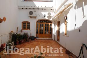 GRANDE Y EXTRAORDINARIA CASA CON PATIO, TERRAZA Y TRASTERO photo 0