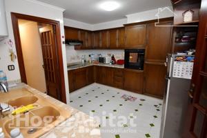 MUY AMPLIO CON 4 DORMITORIOS Y BALCÓN photo 0