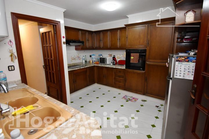 MUY AMPLIO CON 4 DORMITORIOS Y BALCÓN photo 0