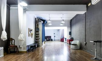 Salón comedor con techo abovedado, obra vista, suelo de madera. Habitación con suelo de madera. Lavabo con suelo de baldosas