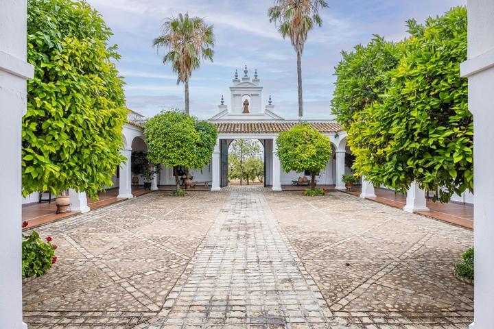 Finca de recreo con espectacular caserío e instalaciones para caballos photo 0