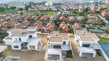 Promoción de 3 magníficos chalets independientes en Gines photo 0