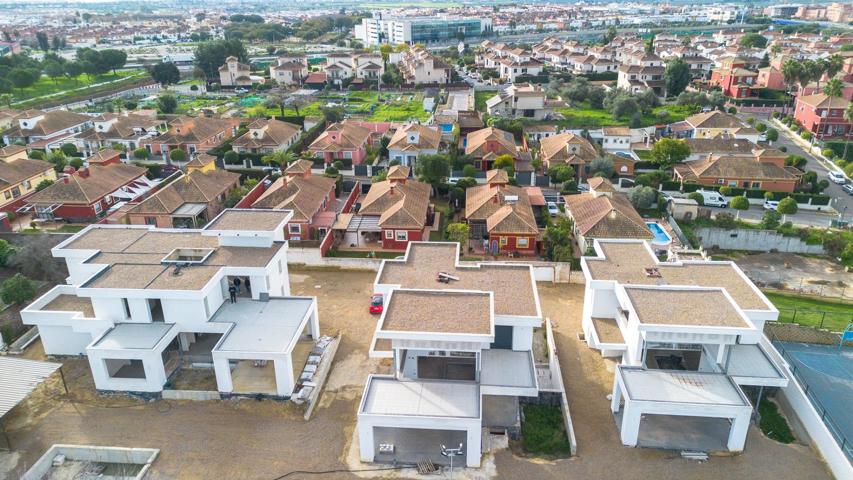 Promoción de 3 magníficos chalets independientes en Gines photo 0
