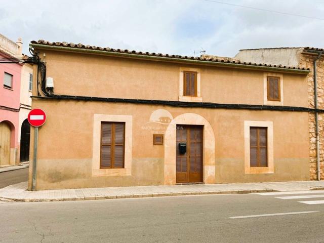 Se vende casa de pueblo de dos plantas con un bonito patio con entrada trasera en Ses Salines photo 0