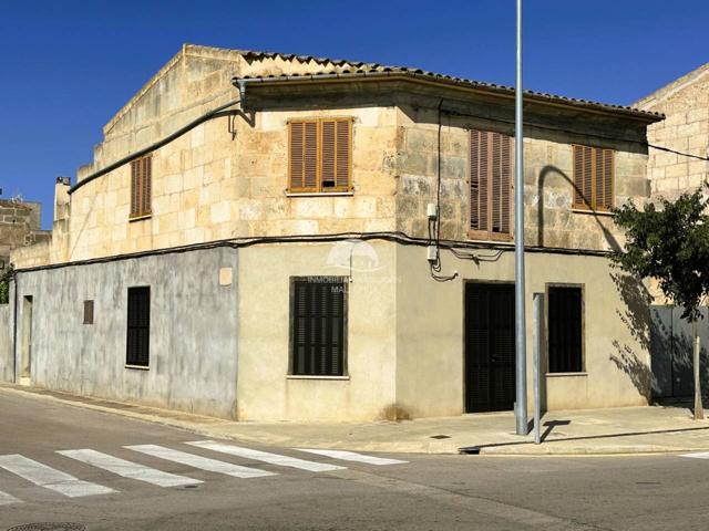 Se vende casa de pueblo de dos plantas con un amplio patio en Campos photo 0