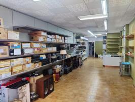 Local comercial grande con patio trasero photo 0