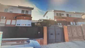 Unifamiliar Pareada En venta en Cl Barreros Los, Los Barreros, Seseña photo 0