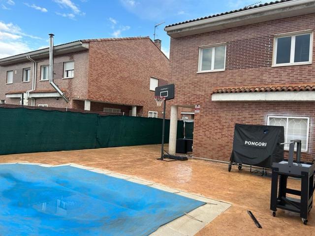 ALQUILER BONITO Y ESPACIOSO CHALET PAREADO CON PISCINA photo 0