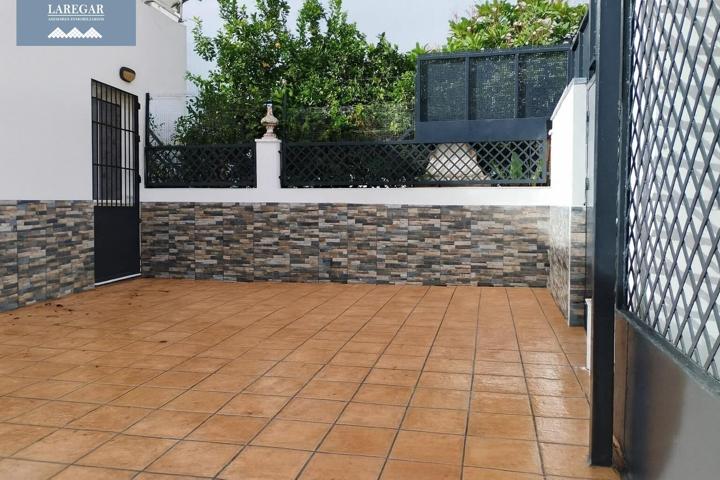 Casa con patio de alquiler en Los Bermejales photo 0