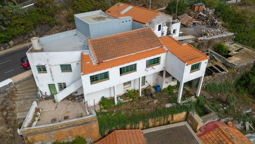Gran vivienda independiente con terreno y garaje en el centro de Valverde, en El Hierro. photo 0