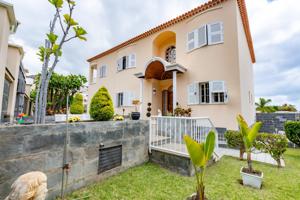 Magnífico Chalet Independiente en Venta en Calle Emeterio Padrón Cruz photo 0