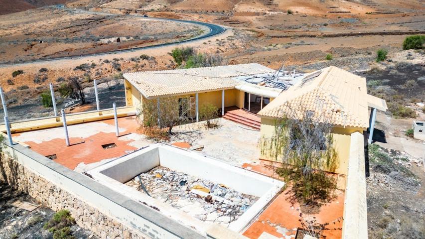 ¡GRAN OPORTUNIDAD DE REFORMA EN FUERTEVENTURA! VILLA PARA REFORMAR CON 15.000M 2 DE TERRENO photo 0