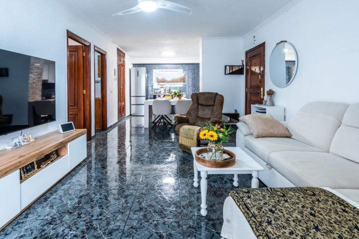 APARTAMENTO CON DOS LOCALES COMERCIALES EN VENTA EN LOS CRISTIANOS photo 0