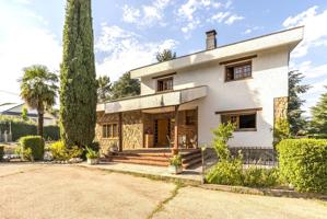 Casa En venta en De Las Acacias, Guadarrama photo 0