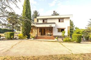 Casa En venta en De Las Acacias, Guadarrama photo 0