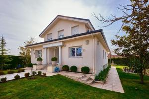 Casa En venta en Calle De Las Torres De Serrano, Los Arcos - El Vivero, Colmenar Viejo photo 0