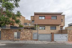 EXCLUSIVO ADOSADO EN ARMILLA: VISTAS, LUZ, DISEÑO Y CONFORT TOTAL photo 0