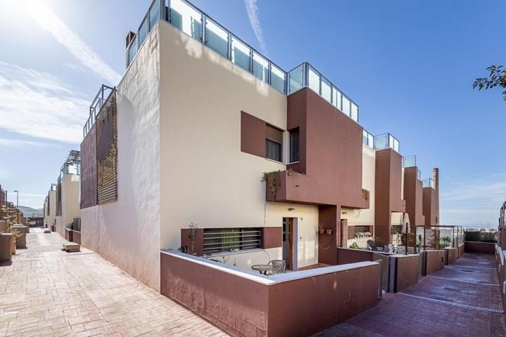 Tu casa ideal en Jun: Luz, calma y vida en urbanización con piscina comunitaria photo 0