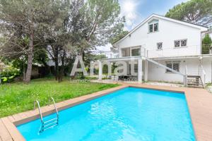 Íntima y privada casa con gran jardín, en Valldoreix photo 0