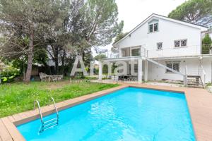 Íntima y privada casa con gran jardín, en Valldoreix photo 0
