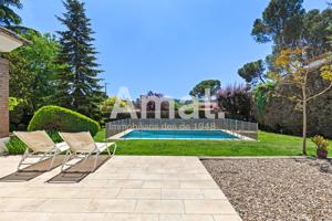 Fantástica casa esquinera con gran jardín en Valldoreix photo 0