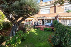 Fantastica casa adosada con jardin completamente reformada photo 0