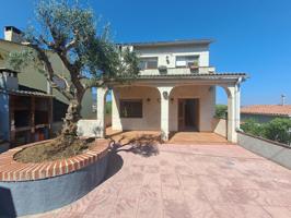 ¡Oportunidad en Sant Esteve de Sesrovires! En la prestigiosa urb. Vallserrat I, preciosa casa de 4 vientos sobre una parcela de 340m2 photo 0