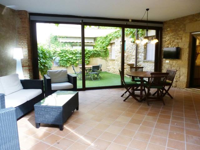 Apartamento rústico de planta baja con patio y zona chill-out en alquiler de segunda residencia en Palau-Sator photo 0
