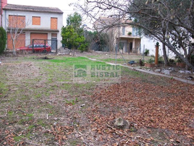 Inversión Inmobiliaria en La Bisbal d'Empordà: Parcela con Potencial para Seis Viviendas photo 0