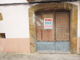 Local comercial en venta en el centro de La Bisbal d’Empordà – Para reformar con encanto histórico photo 0