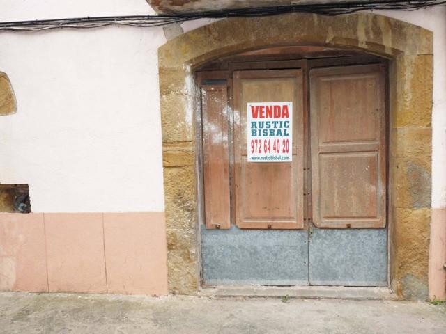 Local comercial en venta en el centro de La Bisbal d’Empordà – Para reformar con encanto histórico photo 0