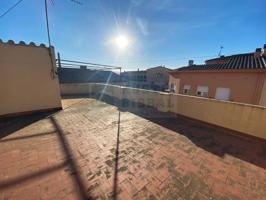Casa señorial esquinera con gran terraza en venta en La Bisbal d'Empordà photo 0