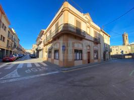 Casa señorial esquinera con gran terraza en venta en La Bisbal d'Empordà photo 0